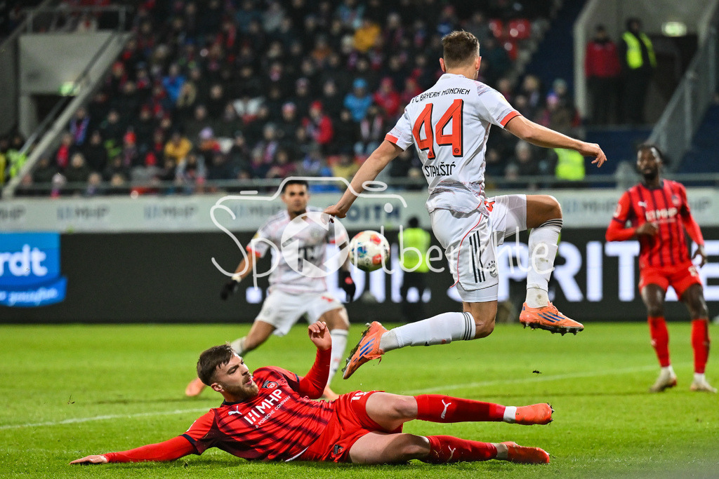 1. FC Heidenheim - FC Bayern München | HEIDENHEIM, GERMANY - 21. DECEMBER: im Duell Jonas FÖHRENBACH (1. FC Heidenheim 19) und Josip STANISIC (FC Bayern Munich 44) während dem Bundesligamatch zwischen dem 1. FC Heidenheim und dem FC Bayern München am 15. Spieltag in der Voith-Arena / DFL REGULATIONS PROHIBIT ANY USE OF PHOTOGRAPHS AS IMAGE SEQUENCES AND/OR QUASI-VIDEO