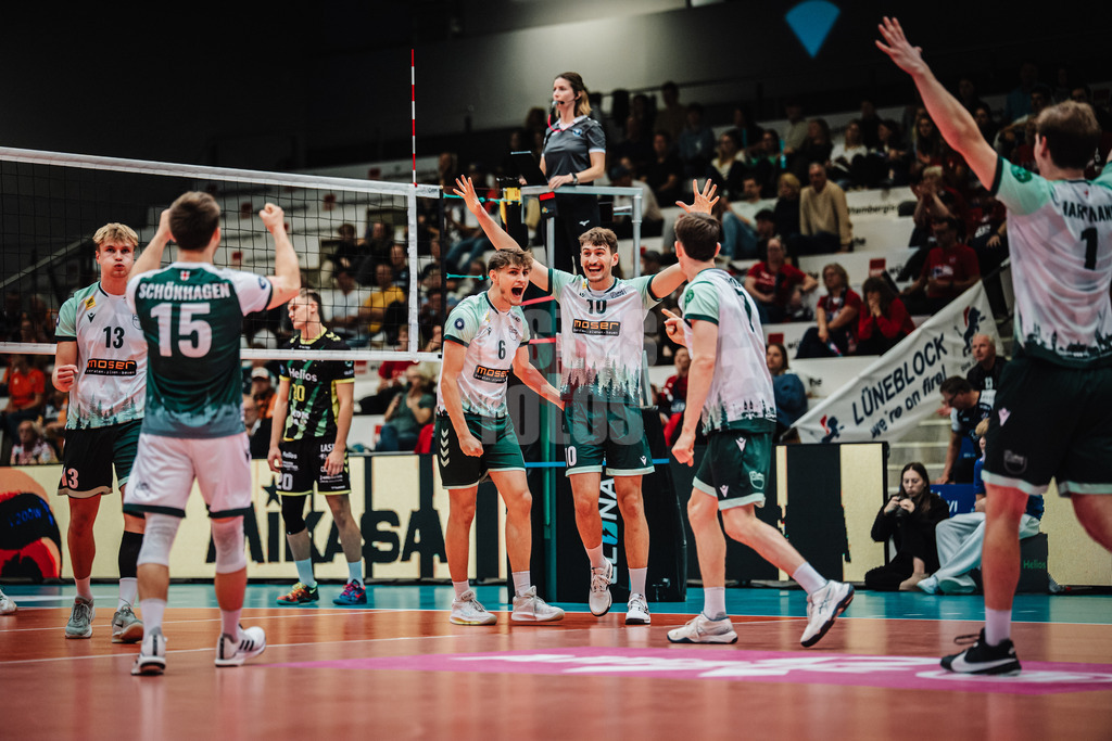 Volleyball | Herren | Saison 2025/2026 | Volleyball Ligacup | FT 1844 Freiburg vs. Helios GRIZZLYS Giesen | 12.10.2024 | Freiburg jubelt in der mitte v.l. Fredrik Frisch (#6, FT 1844 Freiburg) und Marco Frohberg (#10, FT 1844 Freiburg)