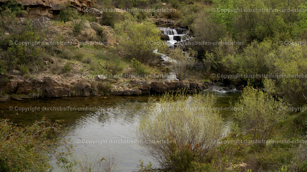 Wasserfall der Ribeira da Foupana vor Mealha, Serra do Caldeirão, Algarve | Wasserfall der Ribeira da Foupana vor Mealha, Serra do Caldeirão, Algarve - Realisiert mit Pictrs.com
