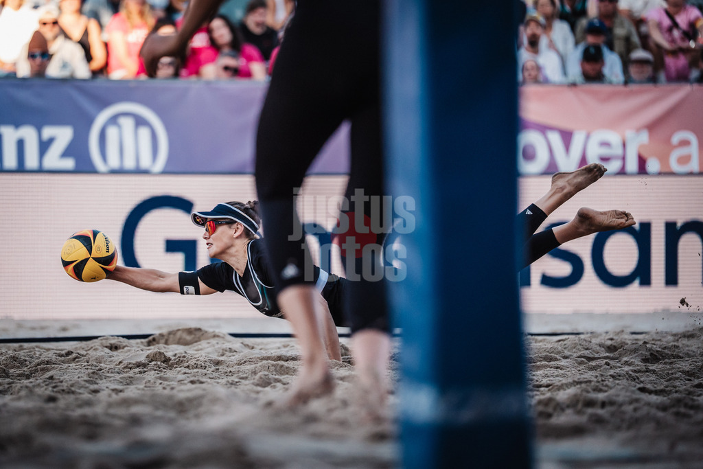 Beachvolleyball | Frauen | Deutsche Meisterschaften 2025 Timmendorfer Strand | 06.09.2025 | Cinja Tillmann springt zum Ball