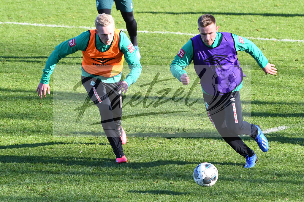 20200205_TRASVW_0076 | Fußball, Herren: Julian Rickmann (SV Werder Bremen II) und Johannes Eggestein (SV Werder Bremen) im Zweikampf waehrend der Trainingseinheit des SV Werder Bremen im Wohninvest Weserstadion am 05.02.2020 in Bremen, Deutschland. - Realisiert mit Pictrs.com