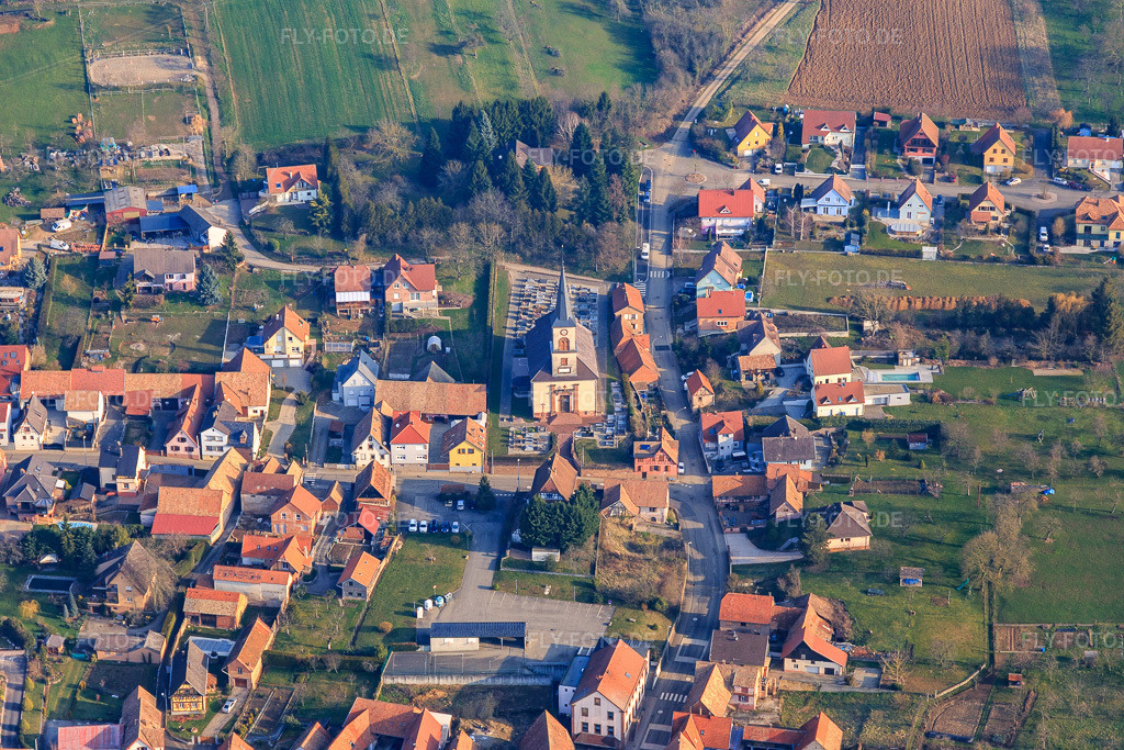 Luftbild: Friedhof und Eglise in Morschwiller im Bundesland Bas-Rhin in Frankreich. – Foto: IMG_105364.jpg vom 25.03.2018 durch Werner Riehm/FLY-FOTO.de – Auflösung des Originals: 5472 x 3648 px