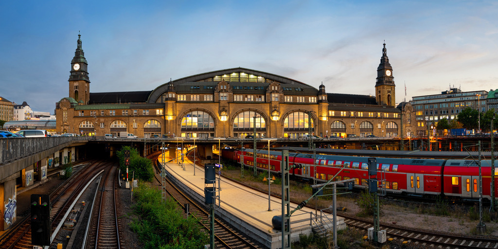10231001 - Hauptbahnhof zur blauen Stunde | Blick auf den Hamburger Hauptbahnhof.