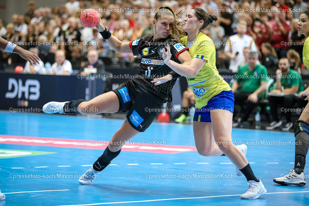 DHB13072401017 | 13.07.2024, Handball, Länderspiel Frauen, Dortmund, Westfalenhalle, DHB, Olympia Vorbereitung, Deutschland - Brasilien:  Xenia Smits (GER) gegen Jhennifer Lopes (BRA)