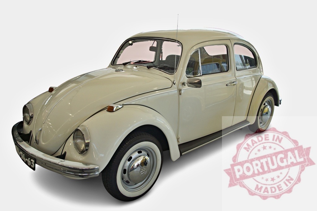 Classic white Volkswagen Beetle posing in a studio | Shiny white Volkswagen Beetle parked in a studio with white background - Realisiert mit Pictrs.com