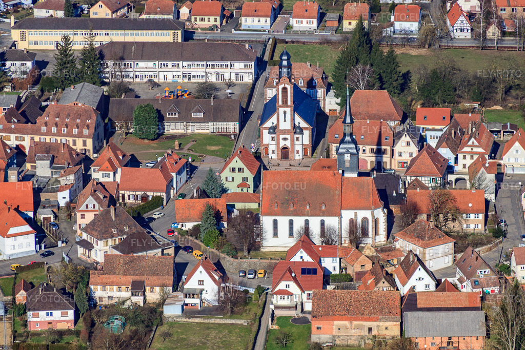 Vue aérienne: Rue des Écoles avec deux églises à Soultz-sous-Forêts dans le département Bas Rhin, France – .Photo: IMG_37452.jpg prise le 07/02/2011 par Werner Riehm/FLY-FOTO.eu – Résolution de l'original: 4752 x 3168 px