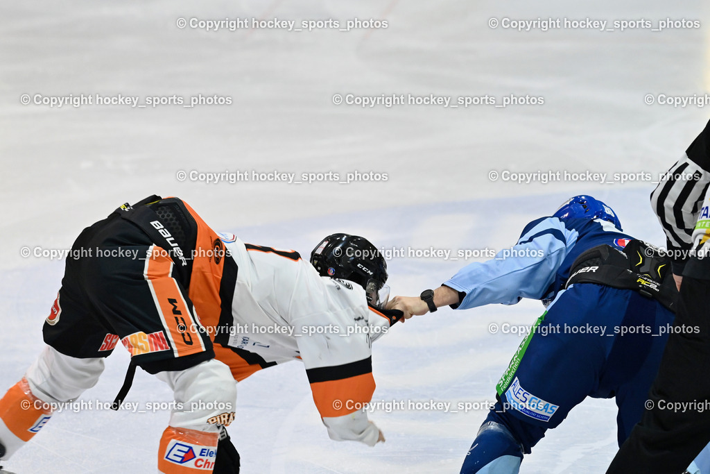 ESC Soccerzone Steindorf vs. USC Piraten Velden | Faustkampf, #18 Feldbaumer Manuel USC Velden, #88 GROYER FABIAN ESC Steindorf, ESC Soccerzone Steindorf vs. USC Piraten Velden, ESC Soccerzone Steindorf vs. USC Piraten Velden am 21.02.2025 in Steindorf (Ossiachersee Halle), Austria, (Photo by Bernd Stefan)