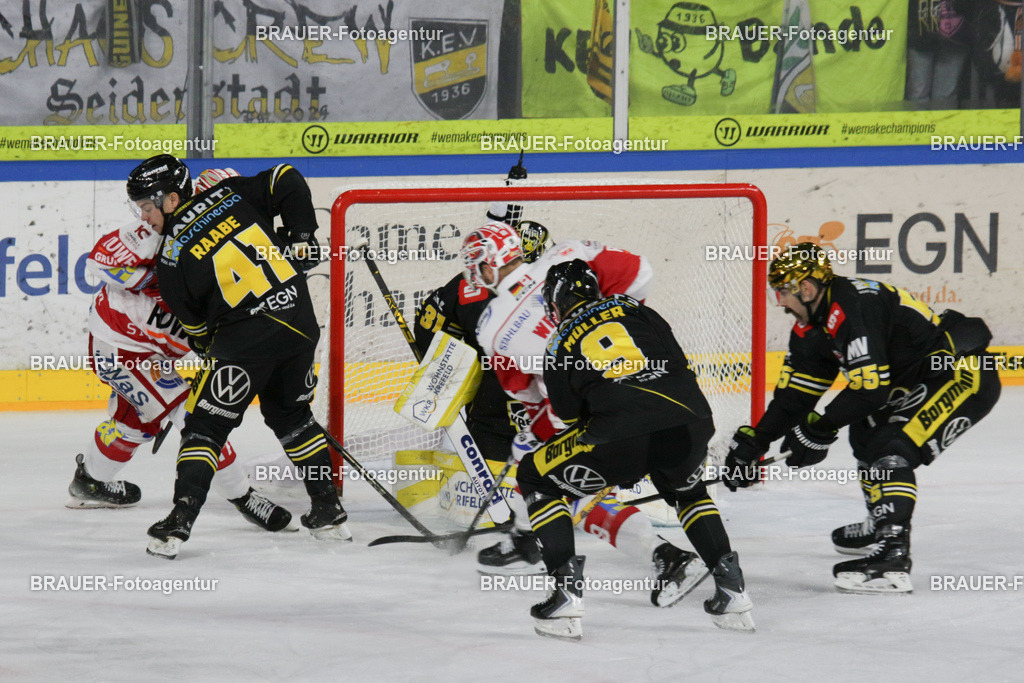 02.11.2025: DEL2  Krefeld Pinguine - Eispiraten Crimmitschau | Krefeld, Deutschland, 02.11.2025: Steven Raabe und Marcel Müller und Davis Vandane (Krefeld Pinguine) in Aktion während des DEL2-Spiels zwischen Krefeld Pinguine - Eispiraten Crimmitschau am 02.11. 2025 in der Yayla-Arena in Krefeld, Deutschland. (Foto Ralph Görtz / Brauer-Fotoagentur)