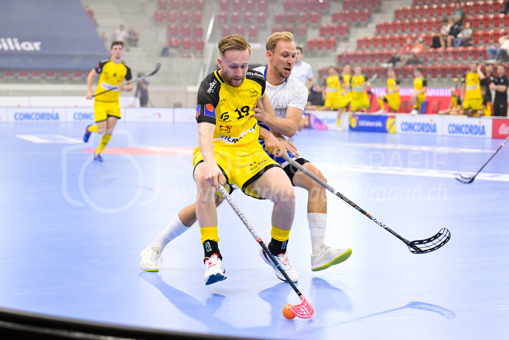 GC Unihockey vs HC Rychenberg - 27. August 2022 | GC Unihockey vs HC Rychenberg
AXA Arena, Winterthur
Noah Püntener (#19 HC Rychenberg) gegen Kay Bier (#13 GC Unihockey).
Bild: Sportfotografie Markus Aeschimann | www.markus-aeschimann.ch - Realisiert mit Pictrs.com