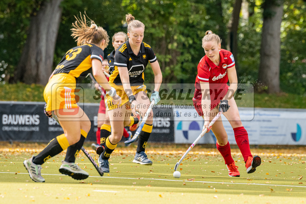 SFE_20221008_0119 | 1. Bundesliga Hockey Damen Rot-Weiss Köln - Harvestehuder THC am 08.10.2022 in Köln (KTHC Stadion Rot-Weiss Köln Tennis and Hockey Club), Photo: Stephan Fehrmann 2022 (Sports-Gallery),Pia Maertens ( Rot-Weiss Köln #35 ) ,Franziska Hauke ( Harvestehuder THC #26)