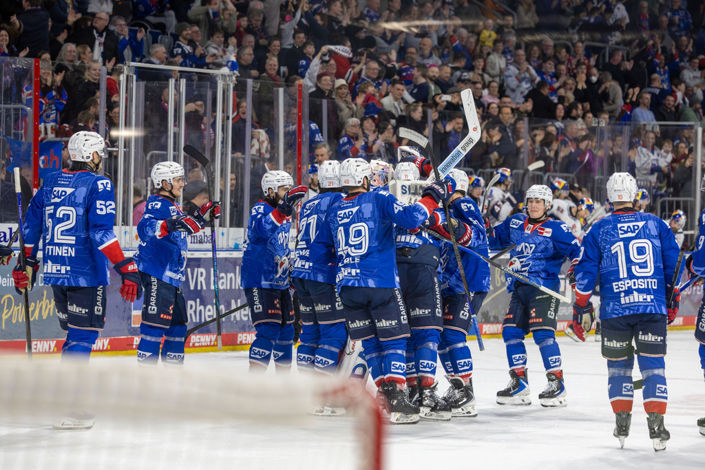 DEL, Deutsche Eishockey Liga Saison 2025/26, 43. Spieltag: Adler Mannheim gegen Red Bull München | DEL, Deutsche Eishockey Liga Saison 2025/26, 43. Spieltag: Adler Mannheim gegen Red Bull München***Großer Jubel bei den Adlern nach dem 4:3-Sieg nach Penalty - Realisiert mit Pictrs.com