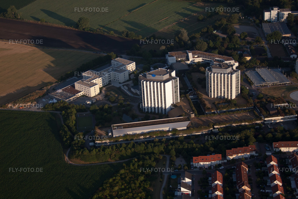 Luftbild: BG Klinik Ludwigshafen  http://www.bgu-ludwigshafen.de/ im Ortsteil Oggersheim in Ludwigshafen im Bundesland Rheinland-Pfalz in Deutschland. Foto: IMG_69393.jpg vom 04.07.2014 durch Werner Riehm/FLY-FOTO.de