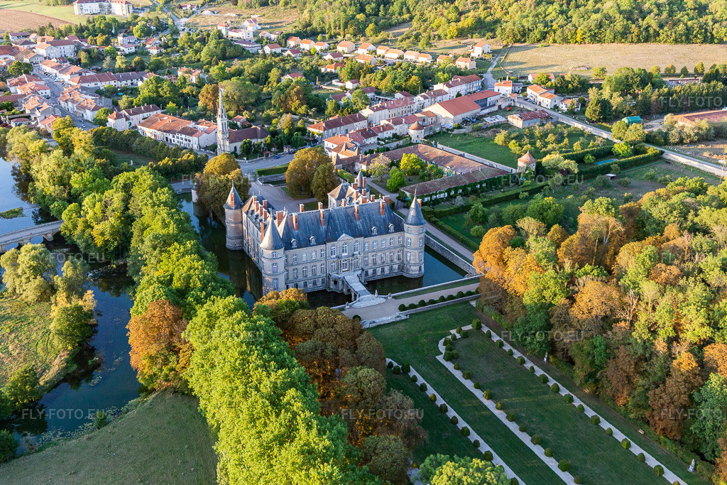 Vue aérienne: Château de Haroué à Haroué dans le département Meurthe et Moselle, France. Photo: IMG_117922.jpg prise le 14/09/2019 par Werner Riehm/FLY-FOTO.eu – Résolution de l'original: 5076 x 3384 px