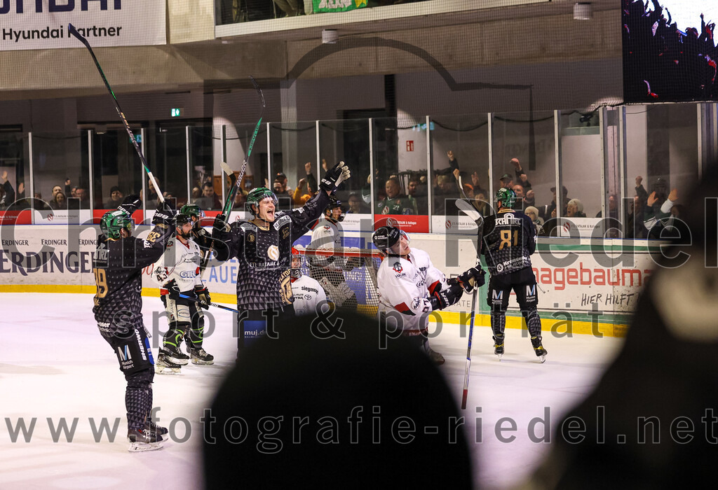 2024-03-15_118_TSV_Erding_gegen_EHC_Koenigsbrunn | Erding, Deutschland, 15.03.2024:
Eishockey, Bayernliga Playoffs 2023 / 2024, 3. Spieltag, TSV Erding gegen EHC Königsbrunn, Endergebnis: 3:4 n. V.

Thomas Plihal (Erding Gladiators, #39), Elia Ostwald (Erding Gladiators, #17), Maximilian Forster (Erding Gladiators, #81)

Foto: Christian Riedel / fotografie-riedel.net