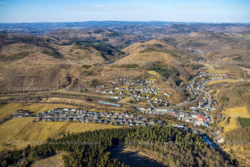 Kirchhundem250308511Hofolpe | Luftbild, Wohngebiet Ortsansicht Hofolpe, Waldgebiet Hügellandschaft mit Waldschäden, Hofolpe, Kirchhundem, Sauerland, Nordrhein-Westfalen, Deutschland