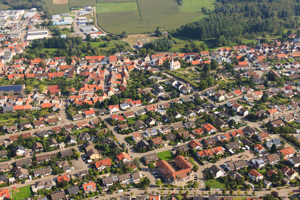 Luftbild: evang. Bartholomäuskirche und Friedhof im Ortsteil Hochstetten in Linkenheim-Hochstetten im Bundesland Baden-Württemberg in Deutschland. Foto: IMG_33247.jpg vom 05.09.2010 durch Werner Riehm/FLY-FOTO.deAuflösung des Originals: 4752 x 3168 px