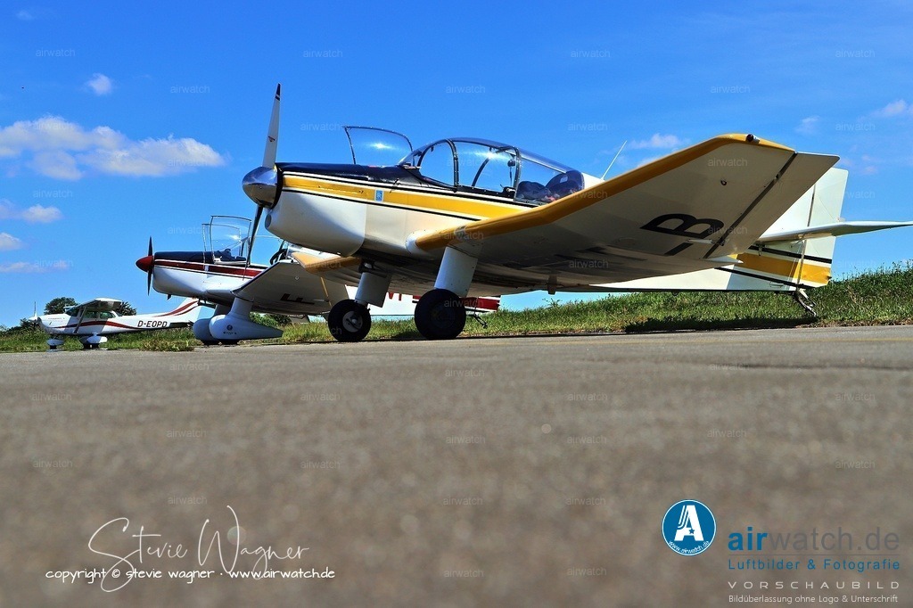 Jodel DR1050M - Flugplatz Husum - Als Standardmotor dient der Continental O-200 | Die Jodel DR1050M verfügt über ein festes Fahrwerk (Spornrad, optional Dreirad). Die DR1050M-Version zeichnet sich durch eine abgeschrägte Seitenflosse und ein Pendelhöhenruder aus. Als Standardmotor dient der Continental O-200 mit 100 PS (75 kW).