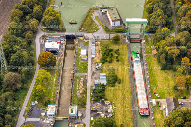Huenxe241009637 | Luftbild, Schleuse Hünxe am Wesel-Datteln-Kanal, Schiff in der Schleuse, Hünxe, Niederrhein, Nordrhein-Westfalen, Deutschland
