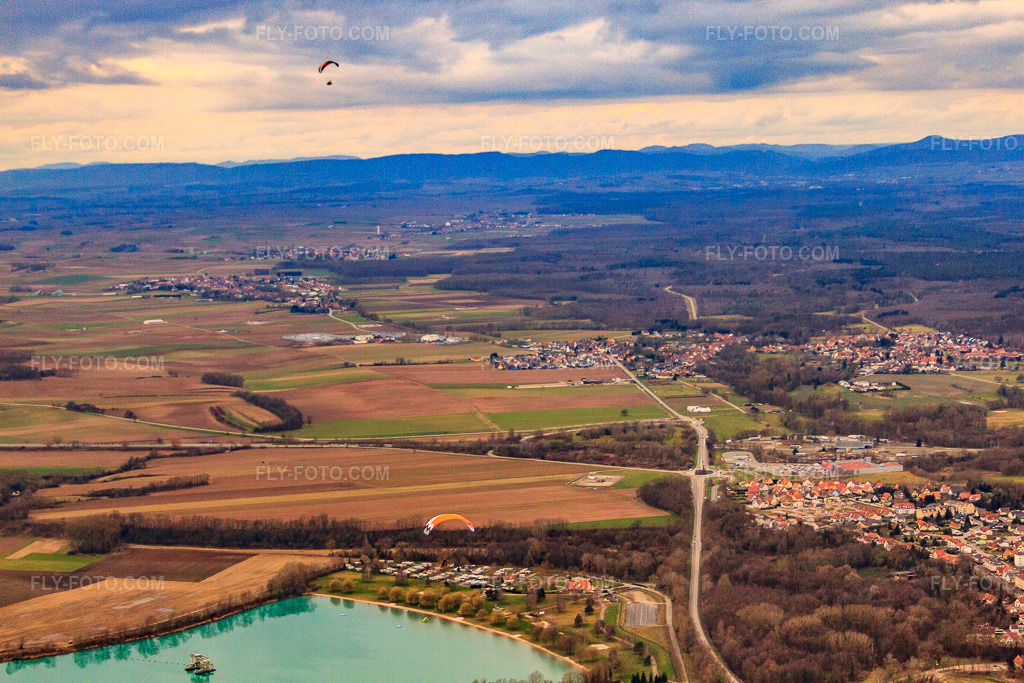 Aerial view: Paramotor at the Bassin des Mouettes and Camping Municipal des Mouettes in Lauterbourg in the state Bas-Rhin, France. – Photo: IMG_62487.jpg taken on 03/01/2014 by Werner Riehm/FLY-FOTO.com – Resolution of the original: 4752 x 3168 px – Le camping de Lauterbourg