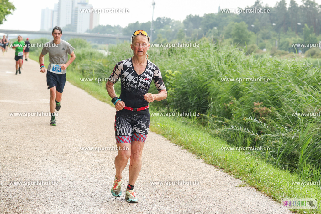 LUR_1598 | 34. M-net Erlanger Triathlon 2025 #erlangertriathlon  #mnettriathlon2025 #mnettriathlon #team #olympischedistanz #mitteldistanz #triathlon #maindonaukanal  #erlangertriathlon2025 #yourpictrs #tv1848 #tv1848erlangen  #triathlonbayern #sportinerlangen #demsportverbunden #sportshot_your_pictrs Copyright: www.sportshot.de