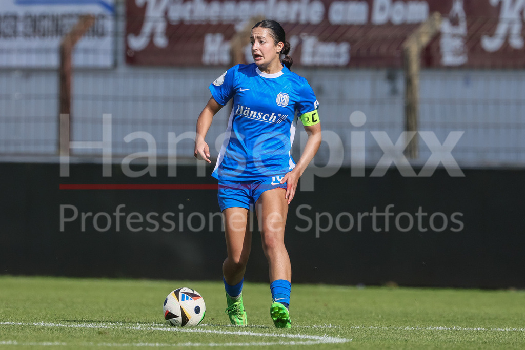Fussball, DFB-Pokal Frauen, SV Meppen - FC Carl Zeiss Jena | v.li.: Selma Licina (SV Meppen, 18) am Ball, Freisteller, Einzelbild, Ganzkörper, Aktion, Action, Spielszene, DIE DFB-RICHTLINIEN UNTERSAGEN JEGLICHE NUTZUNG VON FOTOS ALS SEQUENZBILDER UND/ODER VIDEOÄHNLICHE FOTOSTRECKEN. DFB REGULATIONS PROHIBIT ANY USE OF PHOTOGRAPHS AS IMAGE SEQUENCES AND/OR QUASI-VIDEO.
