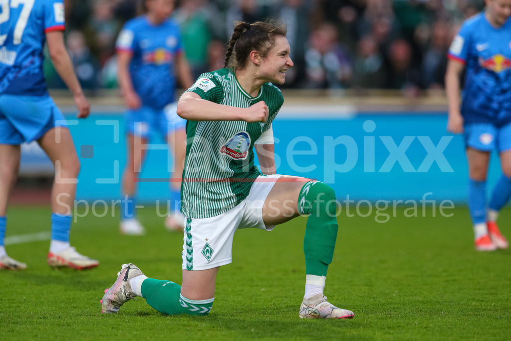 Fussball, Google Pixel Frauen-Bundesliga, SV Werder Bremen - RB Leipzig | v.li.: Torschützin Sophie Weidauer (SV Werder Bremen, 9) mit Torjubel, Jubel, jubeln, jubelt, optimistisch, Spielszene, Highlight, Freude über das Tor zum 1:1, DIE DFB-RICHTLINIEN UNTERSAGEN JEGLICHE NUTZUNG VON FOTOS ALS SEQUENZBILDER UND/ODER VIDEOÄHNLICHE FOTOSTRECKEN. DFB REGULATIONS PROHIBIT ANY USE OF PHOTOGRAPHS AS IMAGE SEQUENCES AND/OR QUASI-VIDEO.