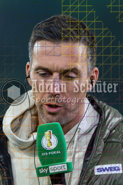 Borussia Mönchengladbach vs Karlsruher SC - DFB-Pokal 2. Runde | Mönchengladbach, Deutschland, 28.10.25:   Trainer Christian Eichner im Interview waehrend des Spiels der DFB-Pokal 2. Runde zwischen Borussia Mönchengladbach vs Karlsruher SC im Stadion im Borussia Park(Foto von Brauer-Fotoagentur / Adrian Schlueter)