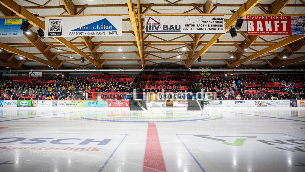 TSV Peißenberg MINERS gegen HC Landsberg RIVERKINGS | Eishockey Bayernliga Herren Vorrunde 2024/25, TSV Peißenberg MINERS gegen HC Landsberg RIVERKINGS, 20241108,Zuschauer, Banner, volles Stadion, Erhalt der Eishalle,2024-11-08 in Peißenberg (Eisstadion Peißenberg)Copyright: WolfgangxLindner foto-lindner.de