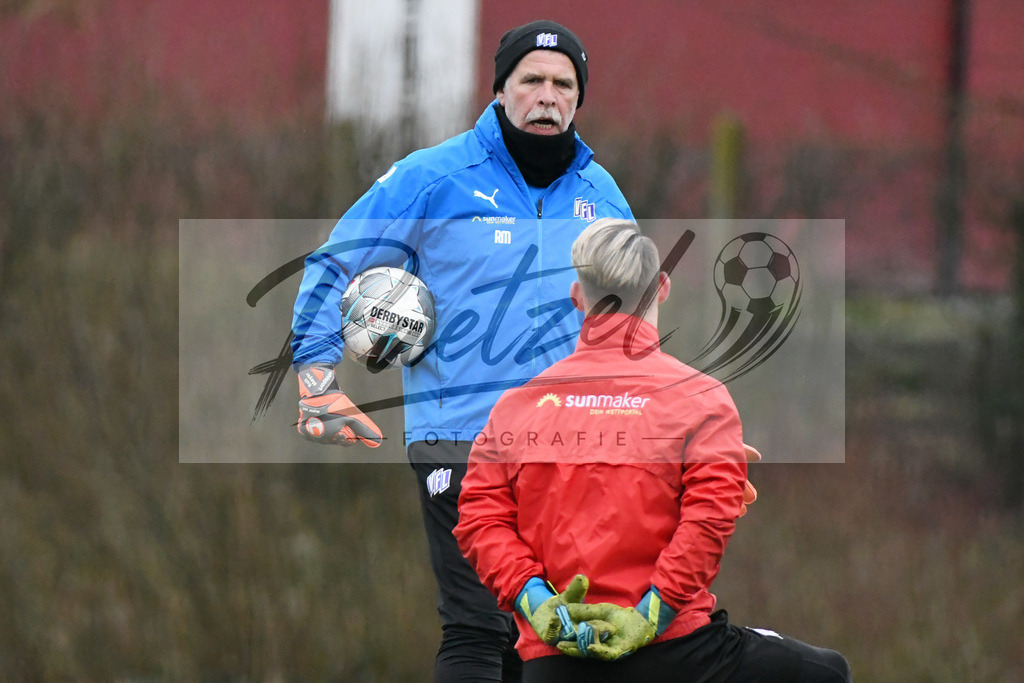 20200220_TRAOSN_0003 | Fussball, Herren: Torwart-Trainer Rolf Meyer (VfL Osnabrueck) und Torhueter Philipp Kuehn (VfL Osnabrueck) unterhalten sich waehrend der Trainingseinheit des VfL Osnabrueck im Sportpark Illoshoehe am 20.02.2020 in Osnabrueck, Deutschland. - Realisiert mit Pictrs.com
