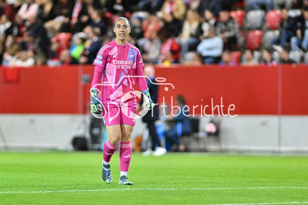 FC Bayern München Frauen - Arsenal London Frauen | im bild der Jubel nach dem Treffer zum 0-1 von Manuela ZINSBERGER (Arsenal London Frauen #1) / Freisteller / einzelfoto / UEFA Womens Champions League: FC Bayern München Frauen - Arsenal London Frauen, FC Bayern Campus am 09.10.2024