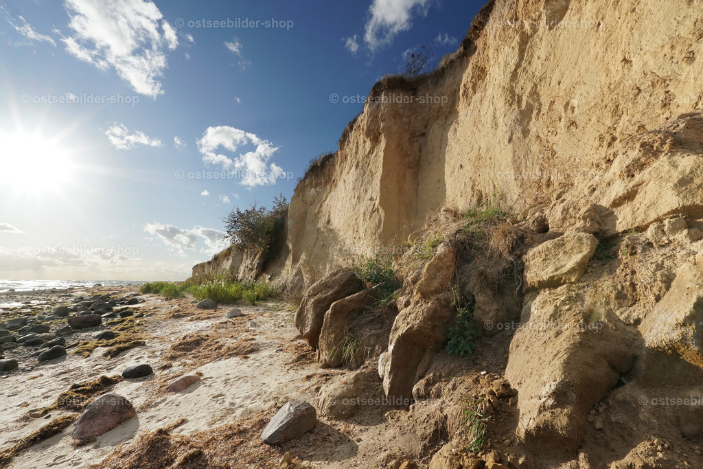 Steilküste mit Kliffabbruch | Abgebrochene Erdschollen liegen nach einem Kliffabbruch bei Klein Zicker am Strand, bevor sie beim nächsten Sturm mit Brandung fortgeschwemmt werden.  