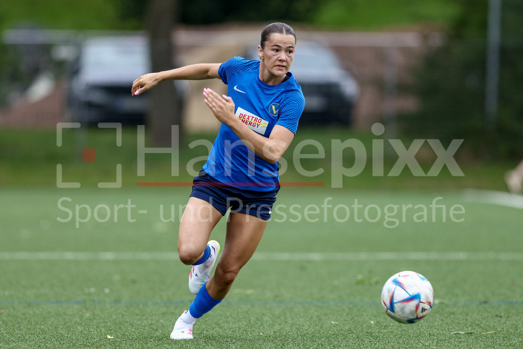 Fussball, Aufstiegsrunde Regionalliga Nord Frauen, FC Union 60 - SC Victoria Hamburg | Finja Paape (SC Victoria Hamburg, 17) am Ball, Freisteller, Einzelbild, Ganzkörper, Aktion, Action, Spielszene