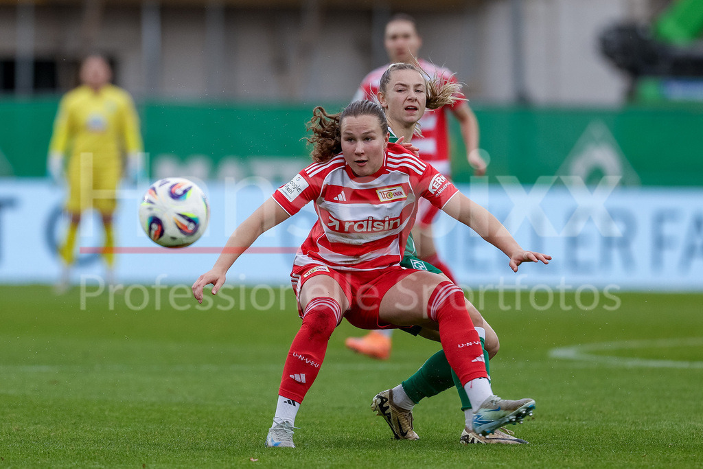 Fussball, Google Pixel Frauen-Bundesliga, SV Werder Bremen - 1. FC Union Berlin | v.li.: Ida Heikkinen (1. FC Union Berlin, 25) und Michelle Weiß (SV Werder Bremen, 15) im Zweikampf, Duell, Dynamik, Aktion, Action, Spielszene, DIE DFB-RICHTLINIEN UNTERSAGEN JEGLICHE NUTZUNG VON FOTOS ALS SEQUENZBILDER UND/ODER VIDEOÄHNLICHE FOTOSTRECKEN. DFB REGULATIONS PROHIBIT ANY USE OF PHOTOGRAPHS AS IMAGE SEQUENCES AND/OR QUASI-VIDEO.