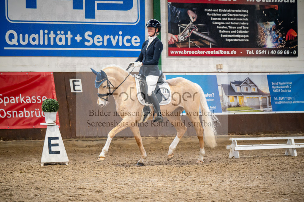 Hallenreittunier Voxtrup 2023 | Entdecke hochwertige Reitturnierfotos von Foto Oger. Professionell, emotional und authentisch – jetzt Lieblingsmomente im Shop bestellen.Deutschlandweite Turnierfotografie. - Realisiert mit Pictrs.com