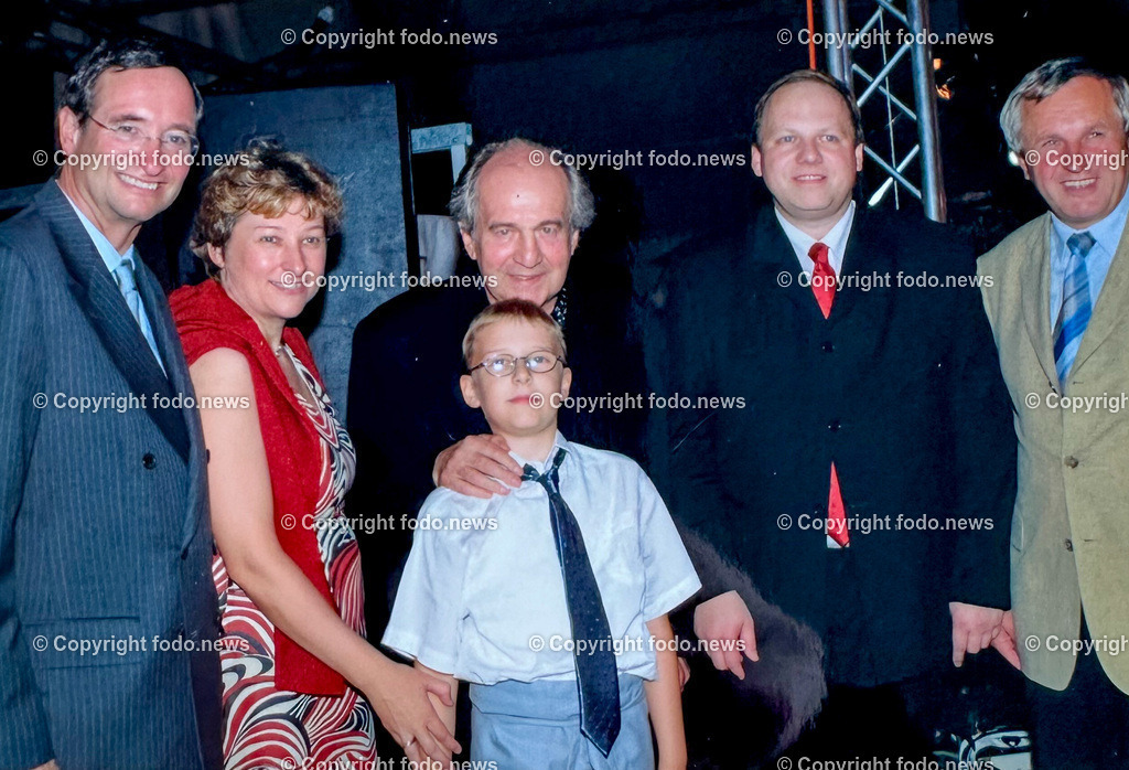 Anton Riepl_ Fleischermeister_ 06.02.2023-6 | 06.02.2023, Gallneukirchen, AUT, Anton Riepl Fleischmanufaktur KG, im Bild Christoph Leitl, Anton Riepl Jr., Anton Riepl und Andrea Riepl mit Otto Schenk, Franz Hiesl - REPRO