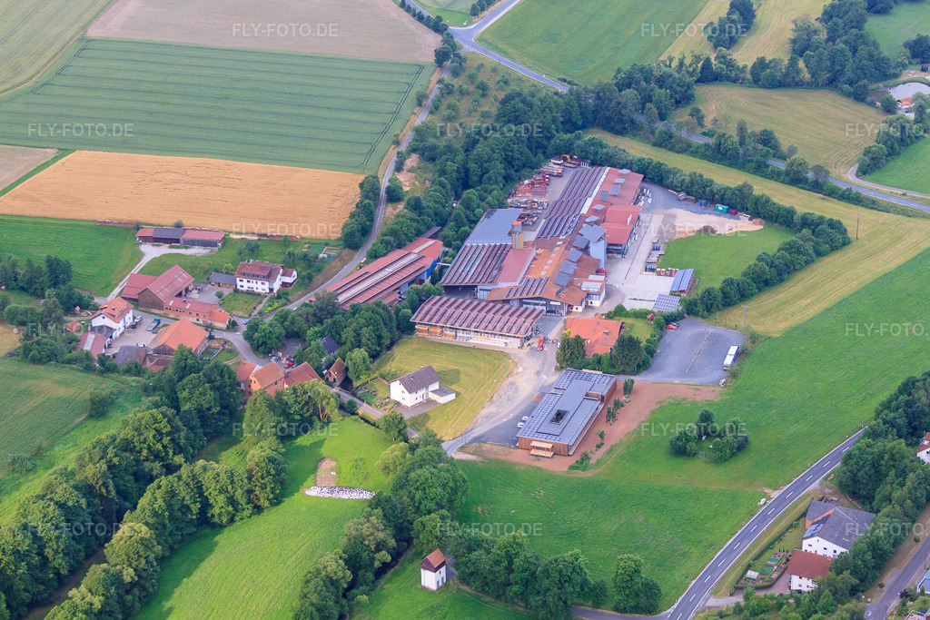 Luftbild: Zimmerei Baumgarten GmbH im Ortsteil Weyhers in Ebersburg im Bundesland Hessen in Deutschland. – Foto: IMG_68861.jpg vom 22.06.2014 durch Werner Riehm/FLY-FOTO.de – Auflösung des Originals: 4752 x 3168 px – Moderne Holzbauweise - nachhaltig und effizient von BAUMGARTEN