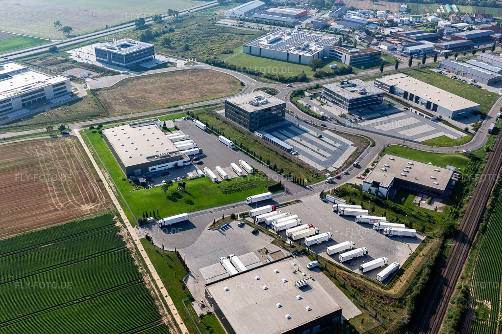 Luftbild: Industriegebiet Im Speyerer Tal mit TRANSAC Intern. Speditionsgesellschaft mbH, Kardex Software GmbH und ITK Engineering GmbH, Markthalle 5 und Resinnovation GmbH in Rülzheim im Bundesland Rheinland-Pfalz in Deutschland. – Foto: IMG_117270.jpg vom 25.08.2019 durch Werner Riehm/FLY-FOTO.de – Auflösung des Originals: 5472 x 3648 px – TRANSAC Logistics GmbH – Offizielle von Kardex | Kardex Remstar | Kardex Mlog – ITK Engineering - Ihr Partner für Digital Engineering – TOMSLOT88 * Provider – der resinnovation GmbH - Wir sind das Kunstharz
