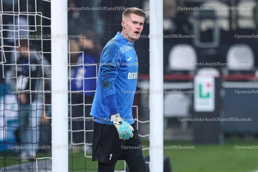 xKWIx13122501017 | 13.12.2025, xKWIx, Fußball, 3. Liga, SC Verl - Rot-Weiss Essen, SPORTCLUB Arena: Philipp Schulze (SC Verl #1) Photo: xKamilxWilkowskixPressefotoKochx