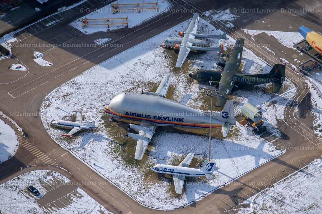 4044530 | HAMBURG 14.02.2021 Winterlich schneebedeckte Werftgelände der Airbus SE mit historischen Transportflugzeugen Super Guppy Airbus Skylink 3, Transall, VFW 614 u.a. im Ortsteil Finkenwerder in Hamburg, Deutschland. Weiterführende Informationen bei: Airbus SE. // Wintry snowy shipyard of the aeronautical company Airbus SE with historic transport aircraft in the district Finkenwerder in Hamburg, Germany. Further information at: Airbus SE. Foto: Gerhard Launer