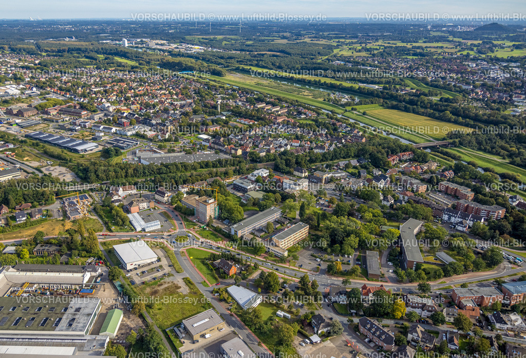 Dorsten230906141 | Luftbild, Kreisverkehr Bismarckstraße mit roten Radwegen, Am Holzplatz, Paul-Spiegel-Berufskolleg, Stadtverwaltung Dorsten, Cornelia Funke Baumhaus, Blick zum Fluss Lippe und Flugplatz Dorsten-Am Kanal, Hervest, Dorsten, Ruhrgebiet, Nordrhein-Westfalen, Deutschland