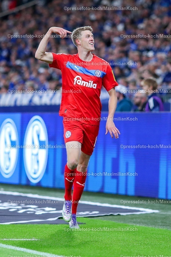 S0413092501038 | 13.09.2025, Fußball, FC Schalke 04 - Holstein Kiel, 5.Spieltag, 2. Fußball Bundesliga, Veltins-Arena Gelsenkirchen, Saison 2025 2026: Torjubel nach dem Tor zum 1:0 durch Torschütze Alexander Bernhardsson (Holstein Kiel #11)  zusammen mit  DFB regulations prohibit any use of photographs as image sequences and or quasi-video.