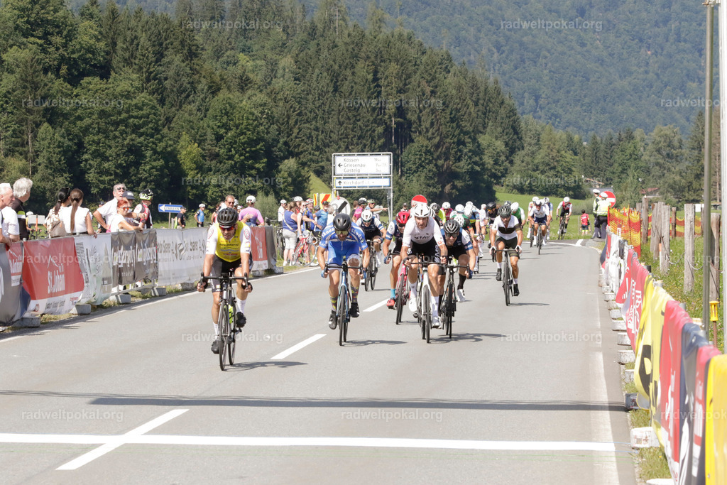 1005_20230817_Bewerb_Maenner_Muehlanger | AUT - OESTERREICH, 2023-08-16: SPORT RENNRAD-FAHREN - 55. INTERNATIONALER RADWELTPOKAL IN ST. JOHANN IN TIROL  - Vintage-Radrennen mit WM-Bronze-Medaillen-Siegerin Christina Schweinberger, den Teilnehmer und Alexander Baumann (vom Orginastions-Team) - TAG 2 BEWERB MAENNER IN SECHS GRUPPEN  ; Foto: Roland Muehlanger