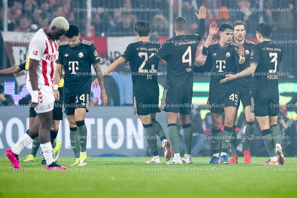 1FC14012601037 | 14.01.2026, Fußball, 1. FC Köln - FC Bayern München, 1. Fußball Bundesliga, 17. Spieltag, RheinEnergie-STADION, Saison 2025 2026: Torjubel nach dem Tor zum 1:1 durch Torschütze Serge Gnabry (FC Bayern Muenchen #07)  zusammen mit Luis Diaz (FC Bayern Muenchen #14) Hiroki Ito (FC Bayern Muenchen #21) Jonathan Tah (FC Bayern Muenchen #04) Aleksandar Pavlovic (FC Bayern Muenchen #45) Min-jae Kim (FC Bayern Muenchen #03)   DFB regulations prohibit any use of photographs as image sequences and or quasi-video.