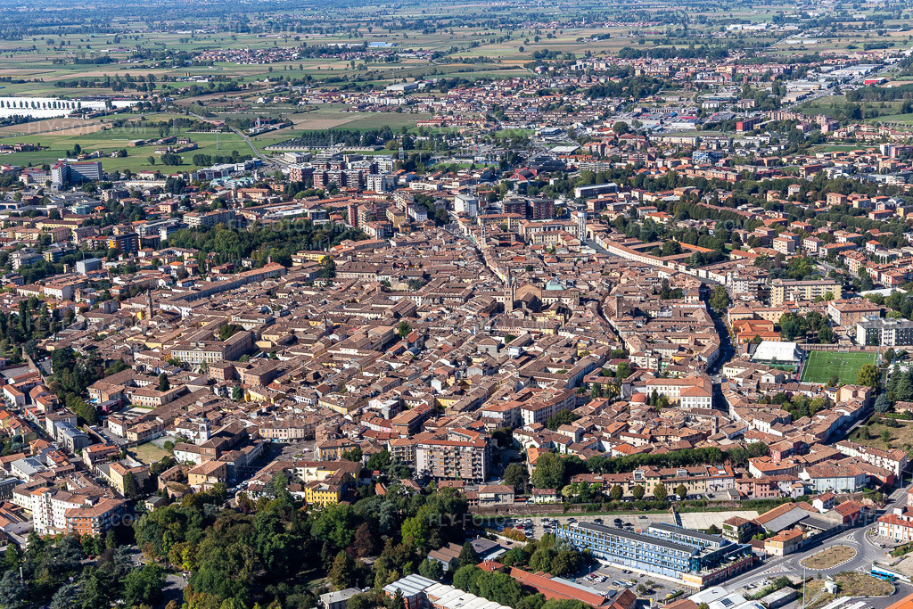 Aerial view: Historic Old Town in Crema in the state Cremona, Italy. – Photo: IMG_134387.jpg taken on 09/18/2022 by Werner Riehm/FLY-FOTO.com – Resolution of the original: 5472 x 3648 px
