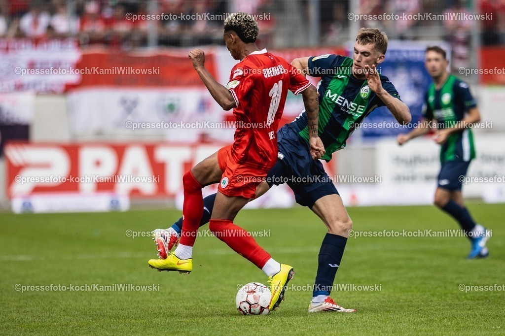xKWI26072501041 | 26.07.2025, xkwix, Fußball, Regionalliga-West, Rot-Weiß Oberhausen - FC Gütersloh, Stadion Niederrhein: Luis Frieling ( FC Gütersloh #21 ) im Zweikampf gegen Eric Gueye (Rot-Weiß Oberhausen #11) 