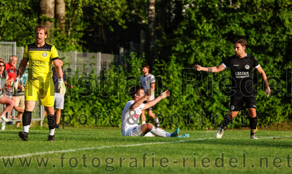 2023-07-18_116_FC_Herzogstadt_gegen_FC_Eitting | Erding, Deutschland, 18.07.2023:
Fußball, TOTO Pokal 2023 / 2024, 1. Spieltag, FC Herzogstadt gegen FC Eitting, Endergebnis: 2:4 n.E.

Torwart Florian Leininger (FC Herzogstadt, #22), Lukas Treffler (FC Eitting, #11), Michael Fitzpatrick (FC Herzogstadt, #7)

Foto: Christian Riedel / fotografie-riedel.net