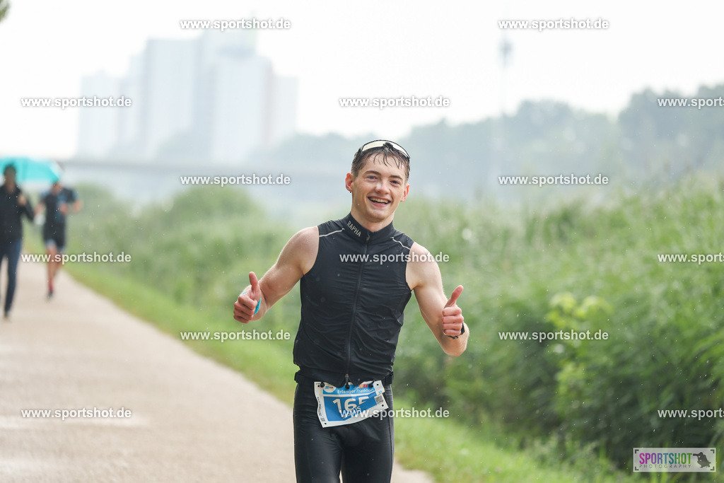 LUR_1067 | 34. M-net Erlanger Triathlon 2025 #erlangertriathlon  #mnettriathlon2025 #mnettriathlon #team #olympischedistanz #mitteldistanz #triathlon #maindonaukanal  #erlangertriathlon2025 #yourpictrs #tv1848 #tv1848erlangen  #triathlonbayern #sportinerlangen #demsportverbunden #sportshot_your_pictrs Copyright: www.sportshot.de