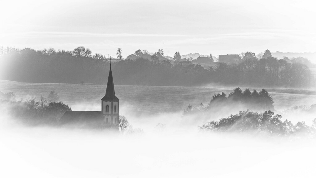 Kirche im Nebel | Sich an die einzigartigen Momente der Natur und Landschaft sowie die Begegnung mit heimischen wilden Tieren zu erinnern, dies kann man anhand den Bilder der Natur und Landschaftsfotografin Sandra Eimermacher.  - Realisiert mit Pictrs.com