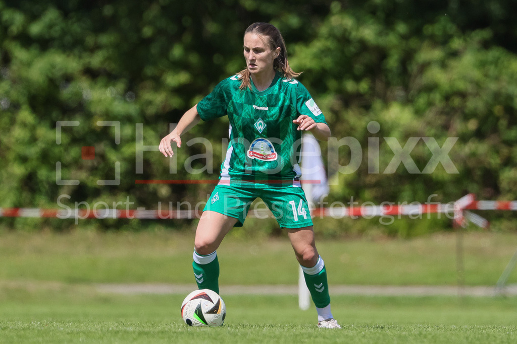 Fussball, Testspiel Frauen, Borussia Mönchengladbach - SV Werder Bremen | v.li.: Michaela Brandenburg (SV Werder Bremen, 14) am Ball, Freisteller, Einzelbild, Ganzkörper, Aktion, Action, Spielszene