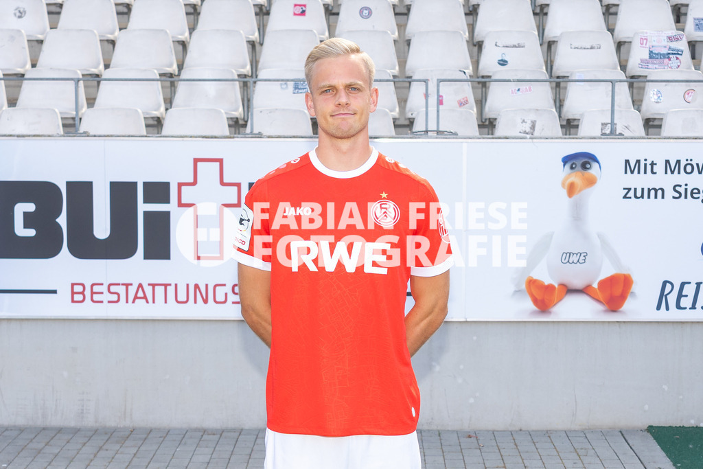 Rot-Weiss Essen; 3. Liga, Portraettermin 2026/2027, Foto: Eibner-Pressefoto/Fabian Friese | Janne Sietan (Rot-Weiss Essen, #22),Rot-Weiss Essen; 3. Liga, Portraettermin 2026/2027, Foto: Eibner-Pressefoto/Fabian Friese - Realisiert mit Pictrs.com